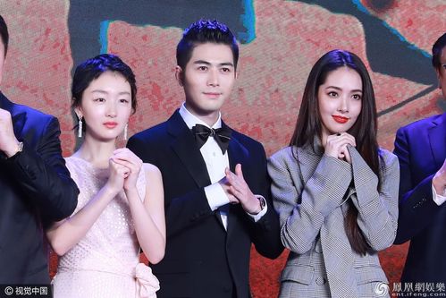 陈学冬黑西装帅气有型 和周冬雨组"剑侠cp"摆pose