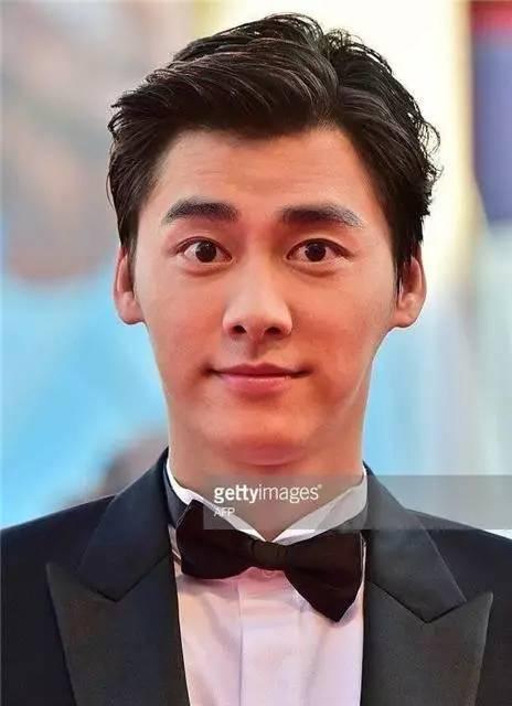 外媒镜头下的男明星什么样?大脸皱纹粉底全曝光