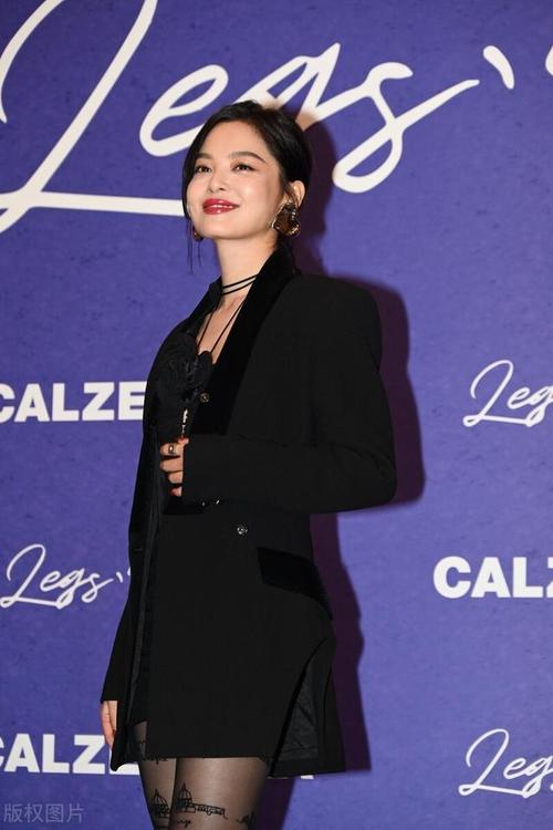 辛芷蕾穿黑色西装搭配丝袜出席品牌活动脚踩尖头高跟鞋暗黑性感