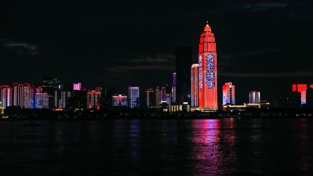 武汉两江四岸灯光秀致敬白衣天使