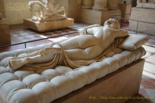 卢浮宫里雌雄同体的古希腊雕塑,背面窈窕女,正面阳刚男!