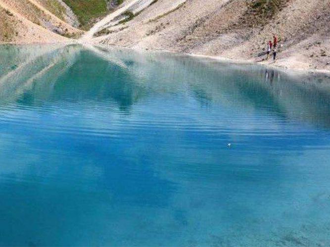 世界上最危险的四条河流,河面布满垃圾,颜色鲜艳呈红色