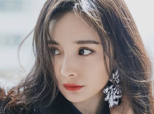 杨幂为何不爱染头发?罕见金发照曝光后,网友:终于知道原因了!