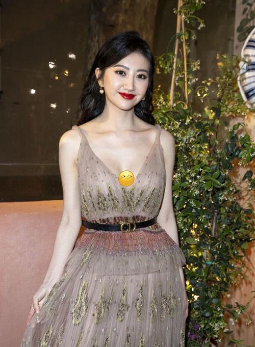 想要凹造型的试试收腰裙景甜穿上这裙子看着上身更有3d感