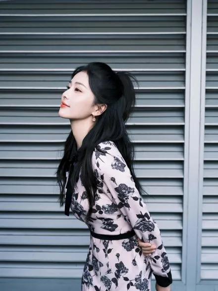 白鹿穿着黑白印花长裙超惊艳雪肤玉貌太甜美俏丽