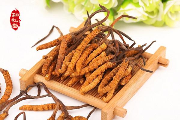 用法非常多,这里推荐三种最常见的冬虫夏草的使用方法:   一,虫草茶