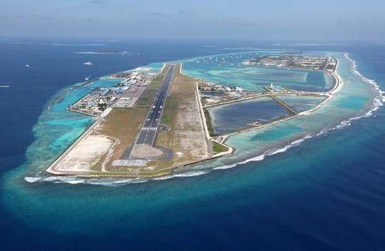 椭圆形的珊瑚环礁上面填海造出的人工岛,顶部全由珊瑚构成,总面积约5