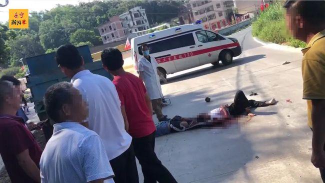揭阳一路段发生严重车祸,两名小伙倒地不起|交通事故|普宁_网易订阅