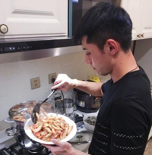 张继科下厨晒美食评论区真热闹网友能拿金牌会做菜优秀