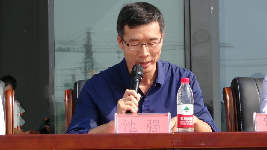 由池强副校长宣布,在本次军训中表现优秀的班级,各班标兵以及国旗队