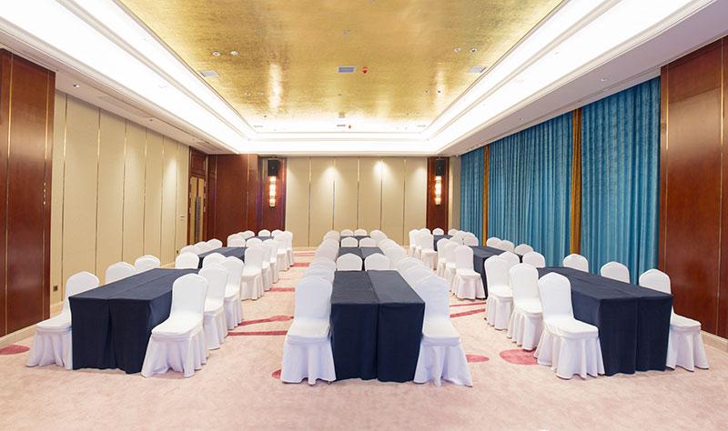 课桌式90~120人,岛屿式60~90人,圆桌式5~9桌,主要适合招商,公司会议