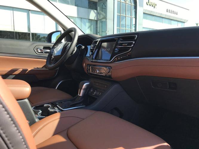 2022款大指挥官两驱豪华到店棕色内饰