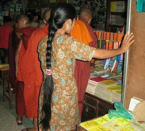 缅甸旅游女生要保护自己的头发,长头发是小偷最爱!