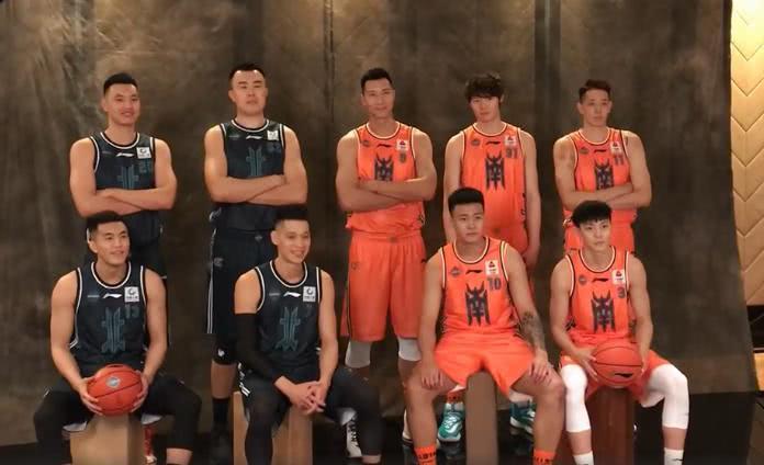 周琦理了头发,韩德君单挑易建联,谁能赢?