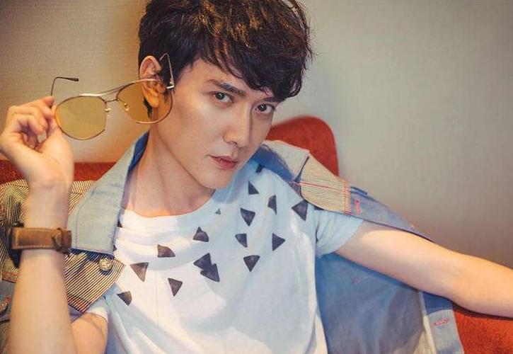 冯绍峰看着颜值年轻帅气,但是今年的冯绍峰已经40岁了,人到中年!