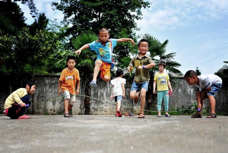  span>《"爷爷老师"和9个娃》组照之五 课间,孩子们尽情的玩耍.