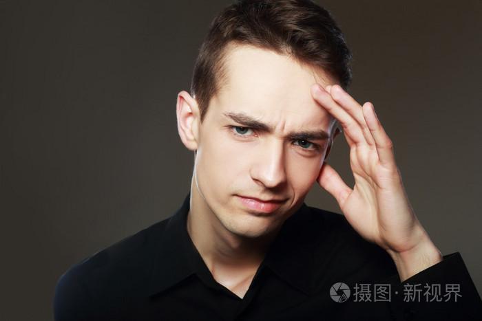 年轻英俊的男子担心