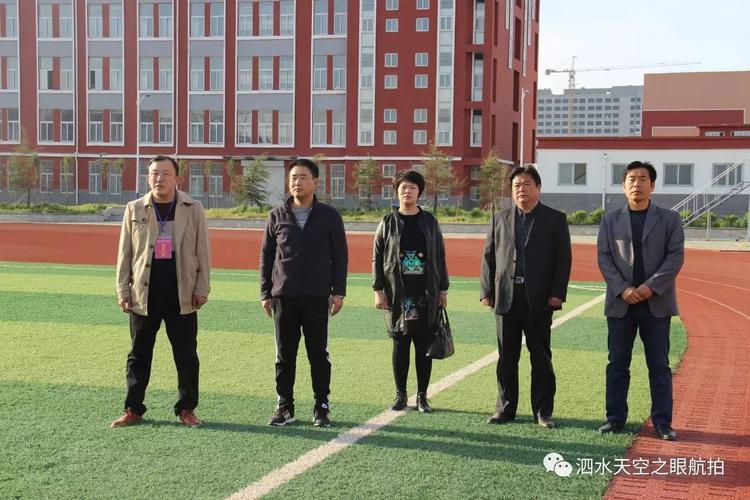 洙泗中学邀请家长委员会成员郭春雪女士为全体师生作