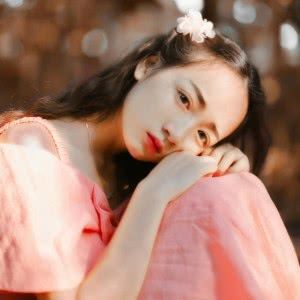 抱膝唯美女生头像 高清唯美的女生伤感蹲着抱膝头像图片