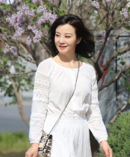 48岁的陶红在微博上晒出了一组养眼美图,是大桃红