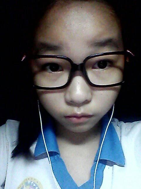 初一女生,戴眼镜,眼睛比较小,= =不明脸型(同学说是鹅蛋脸),求发型