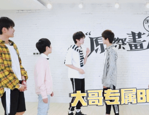 何洛洛喜欢抓林墨的手腕