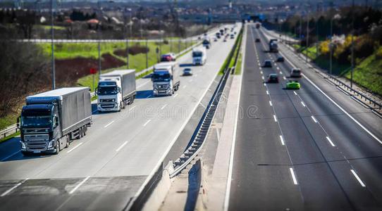 珠海货运物流告诉你公路运输特点有哪些