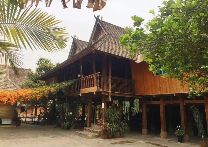 傣族竹楼是一种干栏式建筑,一般以粗竹子做房子的骨架,竹编篾子做墙体