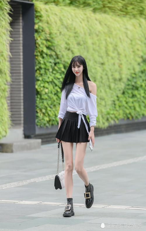 穿上短裙的女生总是充满了少女感,更加活泼俏皮,还凉爽舒服