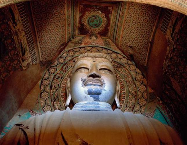 也是莫高窟的第96窟,人们习惯上称"大佛殿".