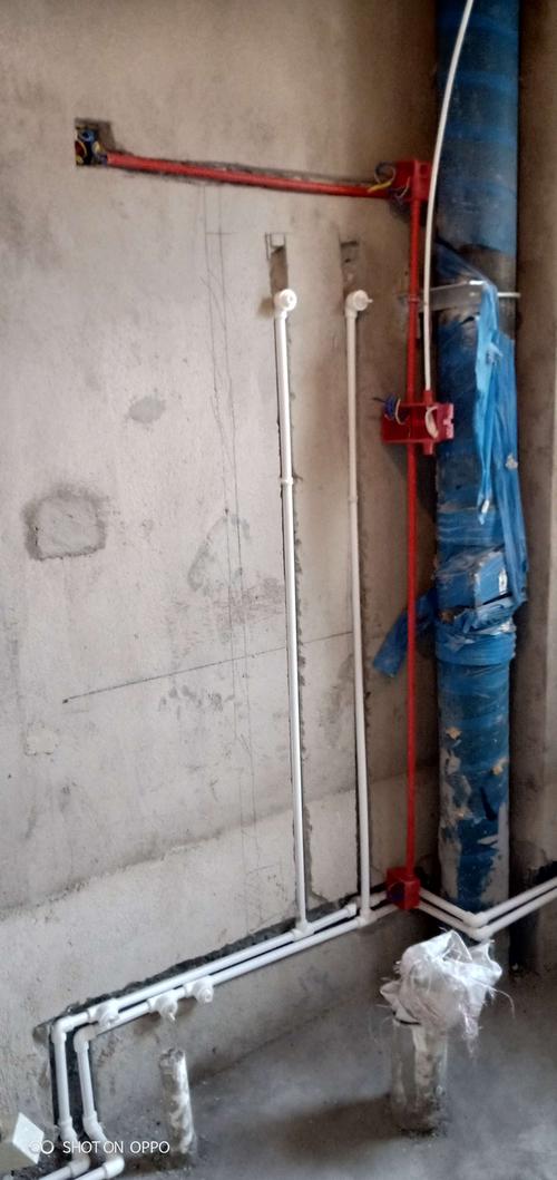 卫生间热水器冷热水管