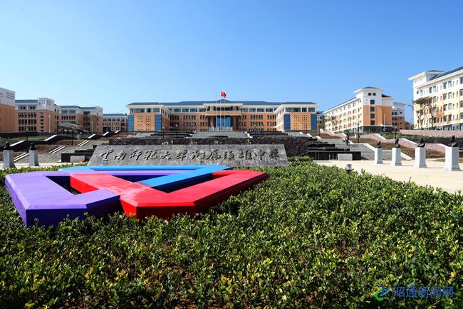 位于百米大街十字路口,左右两边开门,旁边有酒店,车站,城南中学,镇雄