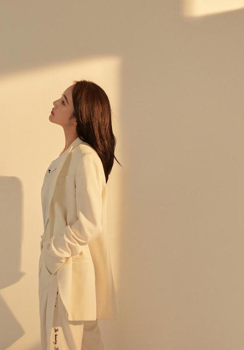 张佳宁也不嫌累,穿白色西装利落帅气,可桃心耳环都有一半脸大了