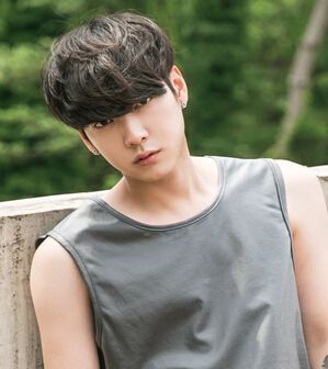 男生齐刘海短发发型,男生齐刘海烫发发型_发型图片