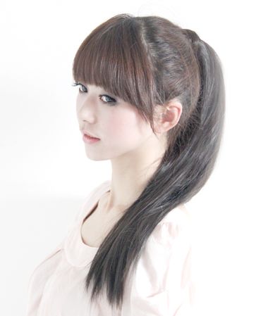 2016齐刘海直马尾辫的扎法 直发如何扎马尾好看