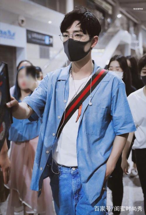 不过这样也好,不容易出错,这不,白t恤配上蓝色牛仔衬衫,外加在时尚界