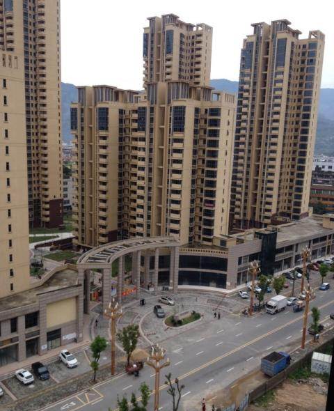 闽候甘蔗万家广场对面,楼下就是永辉超市,农贸市场