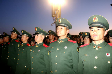 全体新兵面朝国旗行注目礼