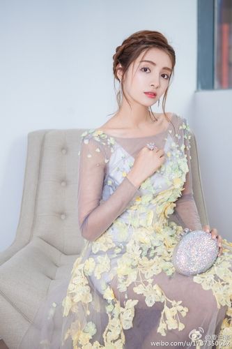 麦迪娜,一个柔美又艳丽的新疆女孩,穿衣搭配起来就是