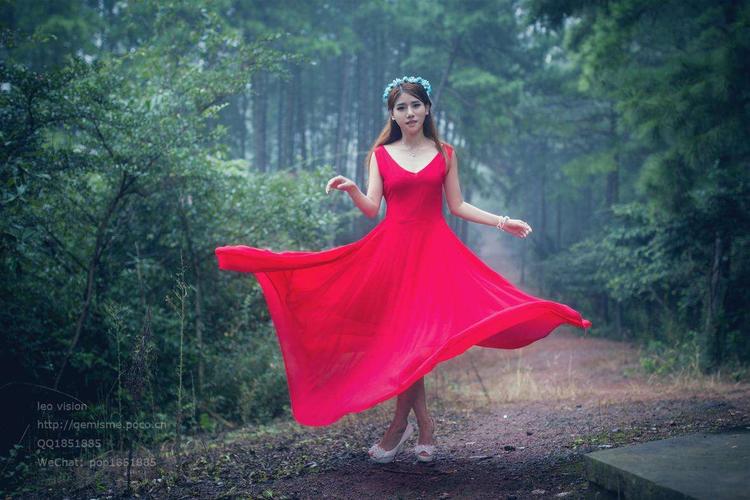 红裙子女孩