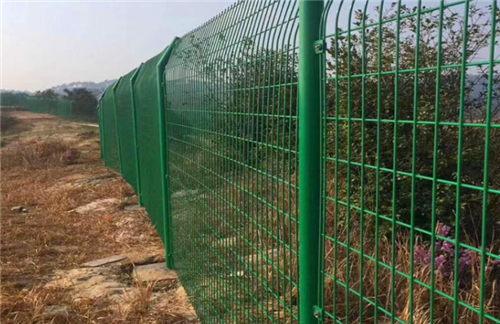 灯塔绿色水库隔离铁丝网围栏a直接生产厂-满佰护栏网