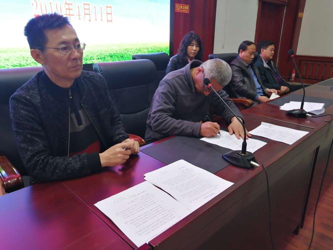 张福才同志带领大家学习《新时代中小学教师职业行为十项准则》和