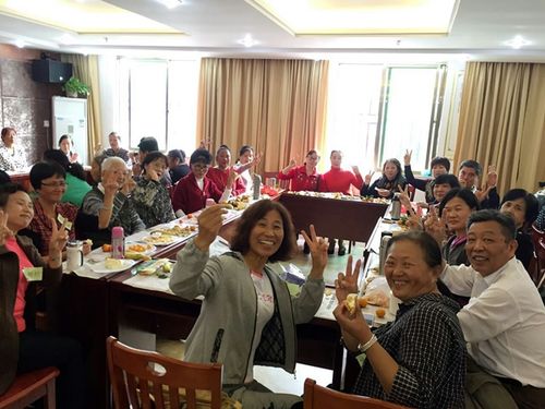 唱响冬至"合唱团茶话会,活动中共有60位合唱团成员和社区老人参与,共