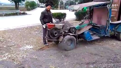 这技术我是服了:启动手摇拖拉机,毫不费力一次到位!