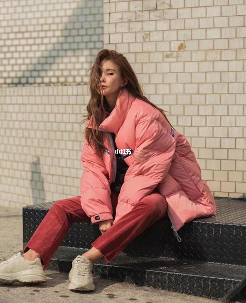 新百伦iu同款 粉色羽绒服_羽绒服_新百伦怎么样_减龄