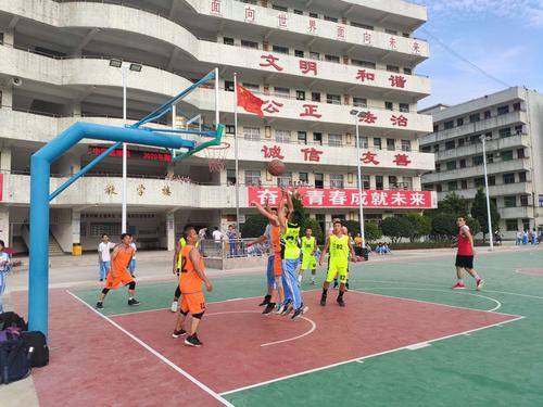 丰顺县业余体校到汤坑镇第二中学举行"送球入校"活动