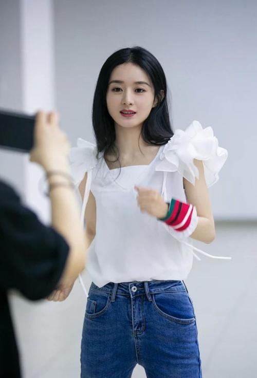 难怪赵丽颖不经常穿牛仔裤,当她换上后,这腿是后方小哥的1/2