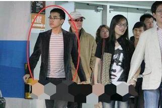 虽然李幼斌竭尽心思讨好儿子,可李小珂从未正眼看过他,听说,俩人走在