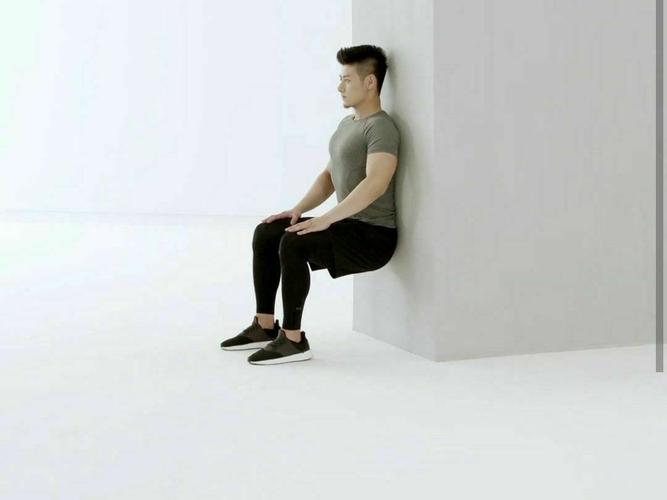 完成 靠墙静蹲 1分10秒