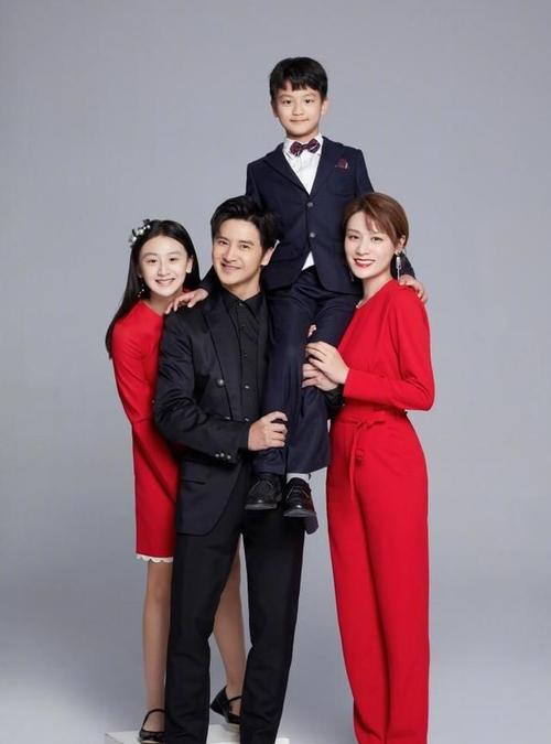 田亮一家四口,连续四年摆同造型拍合影,森碟穿红裙个子窜得真快